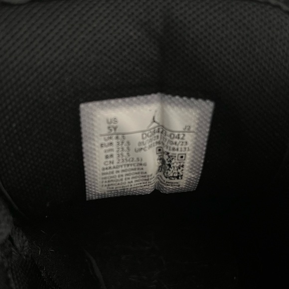 Air Jordan 1 Mid Size. 5Y - Picture 4 of 13